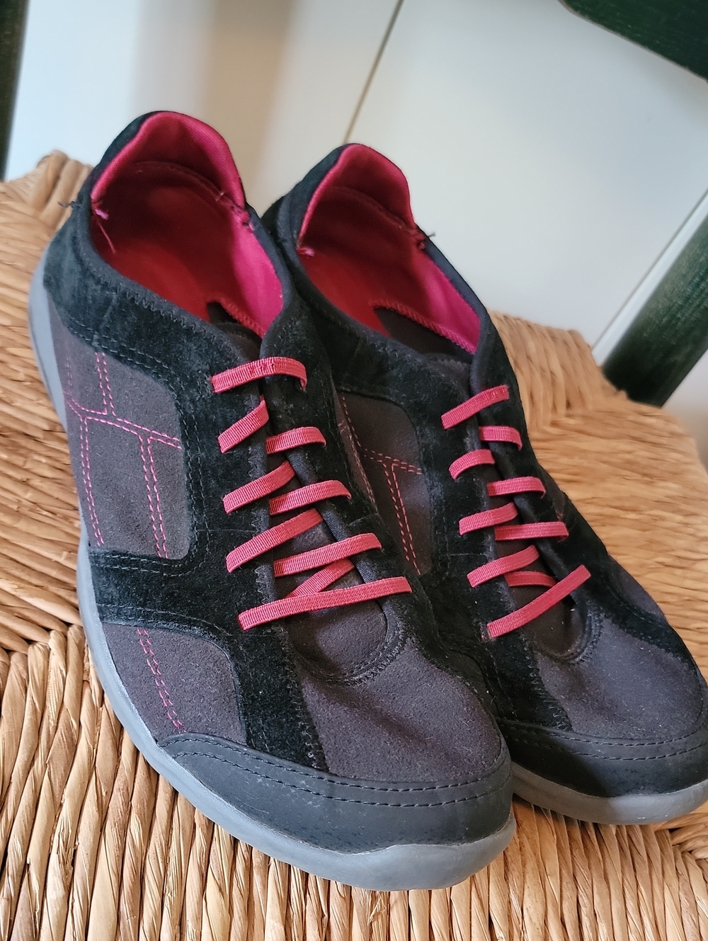 Clarks Charron Twine Black Sueded Casual Sneakers with Maroon Accents